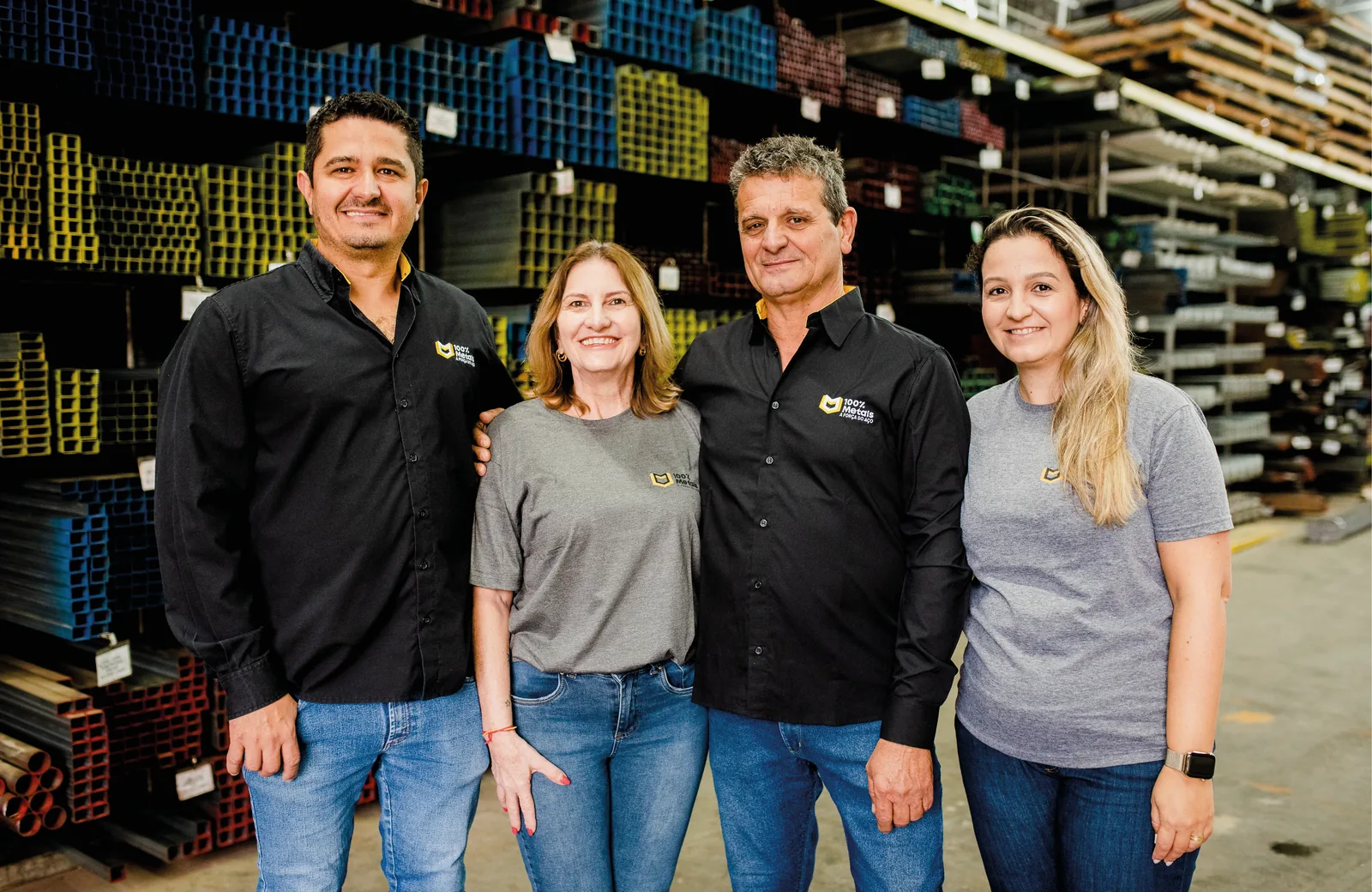 Família Torresani reunida no depósito da 100% Metais