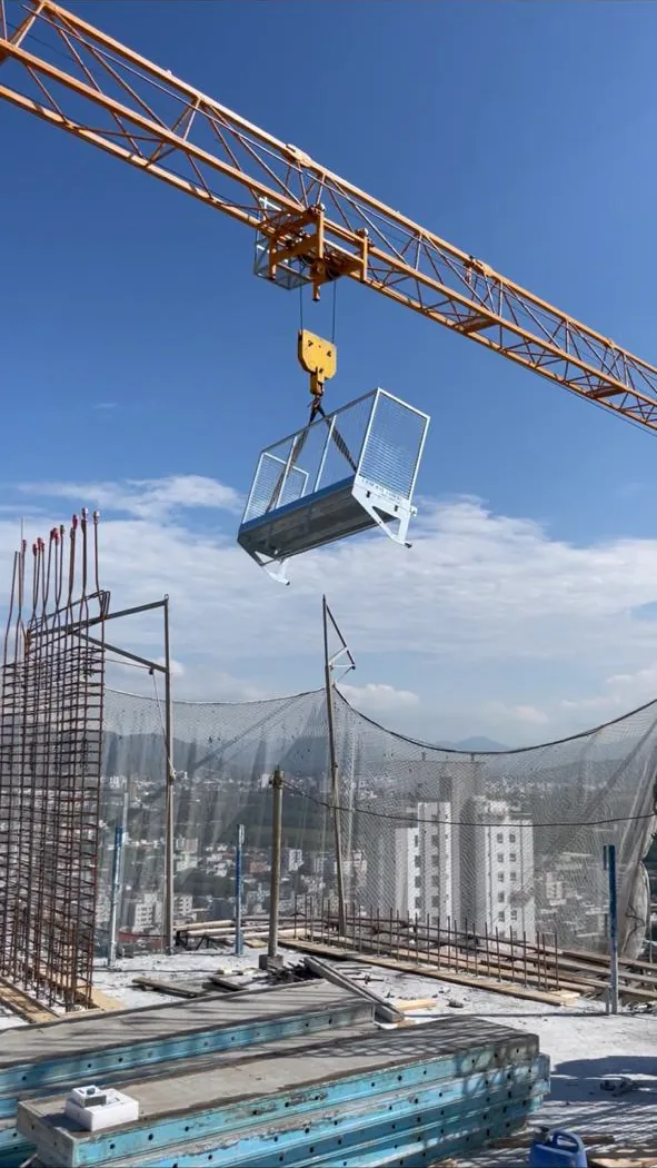 Guindaste içando a Plataforma da Vida em obra de grande porte